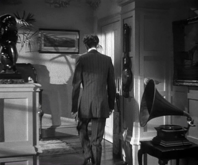 kind-hearts-and-coronets_dennis-price_lounge-rear-bmp-1664877