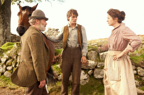 war-horse_peter-mullan-jeremy-irvine-trousers-emily-watson_image-credit-dreamworks-1-4479190