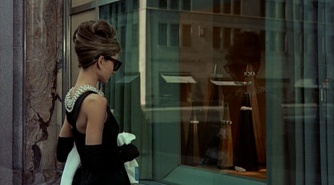 breakfast-at-tiffanys_audrey-hepburn-black-dress-window_cap-2015380