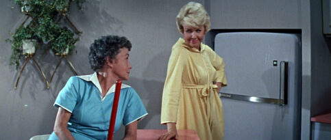 pillow-talk_doris-day_yellow-dressing-gown-front-5006053