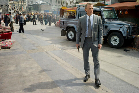 skyfall_daniel-craig-light-grey-suit-full_image-credit-metro-goldwyn-mayer-7641933