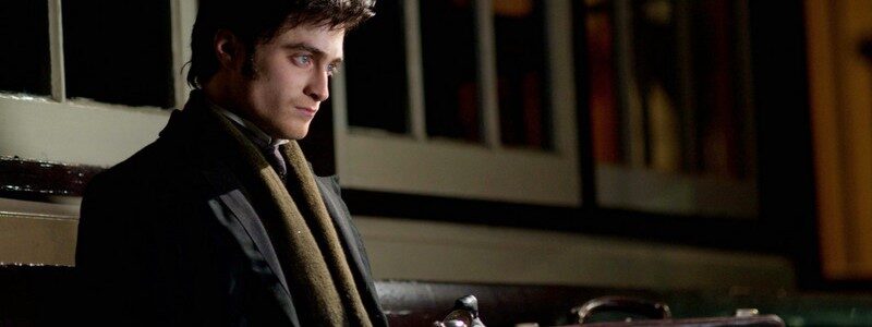 the-woman-in-black_daniel-radcliffe-scarf_image-credit-momentum-pictures-1-800x300-7667721
