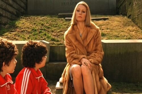 royal-tenenbaums_gwyneth-paltrow_fur-coat-sitting-bmp-3983558