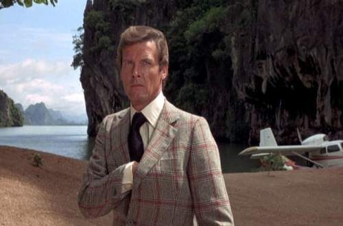 the-man-with-the-golden-gun_roger-moore-plaid-jacket_mid-gun-bmp-1307711