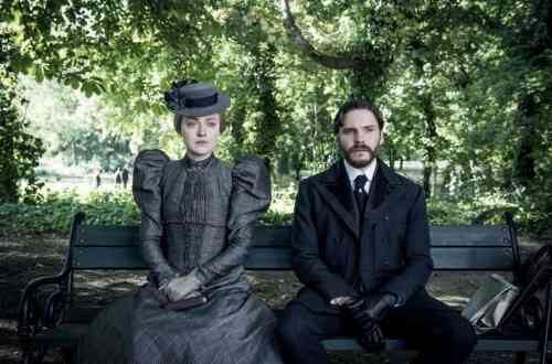 the-alienist_dakota-fanning_daniel-bruhl_sit-mid_image-credit-netflix-2354195