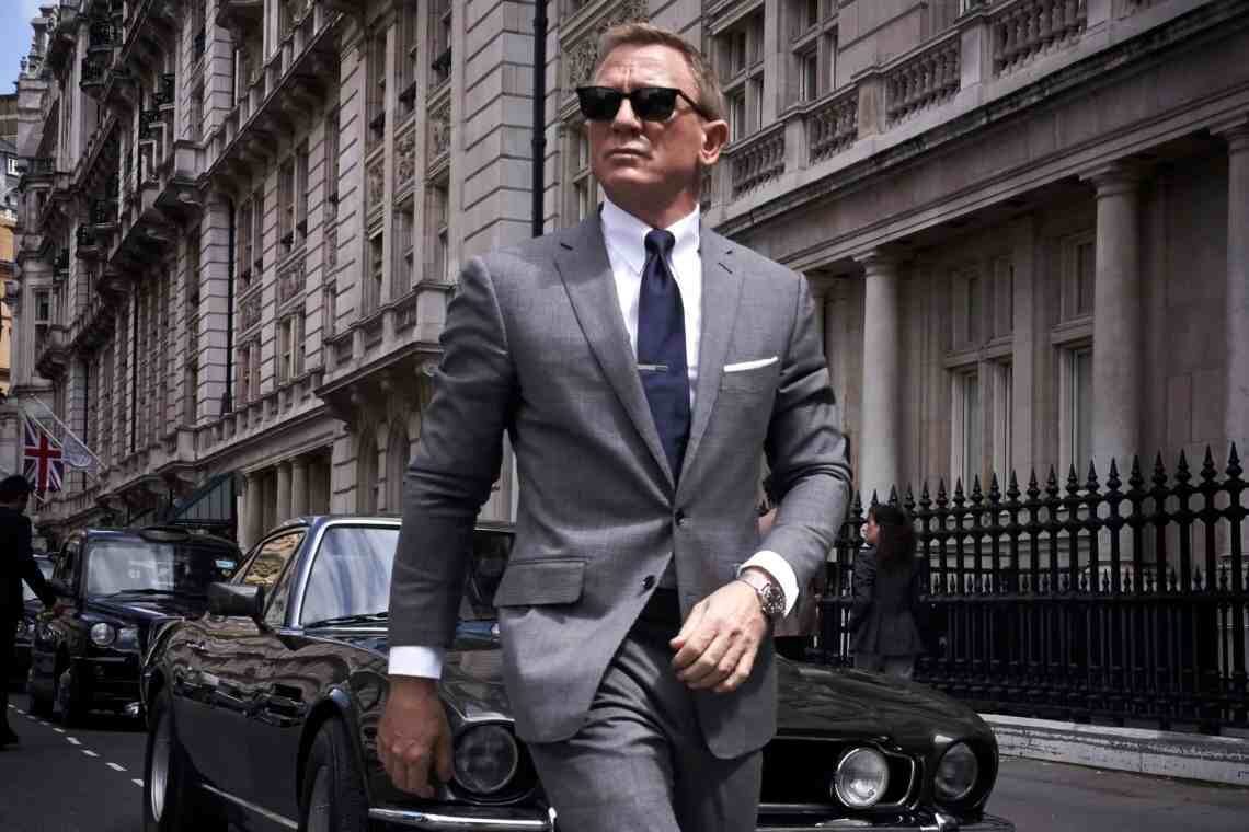 no-time-to-die_daniel-craig-striding-wearing-a-grey-tom-ford-suit-with-glen-check_image-credit-eon-productions-scaled-4757507