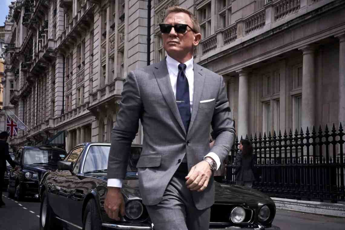 no-time-to-die_daniel-craig-striding-wearing-a-grey-tom-ford-suit-with-glen-check_image-credit-eon-productions-scaled-7645275